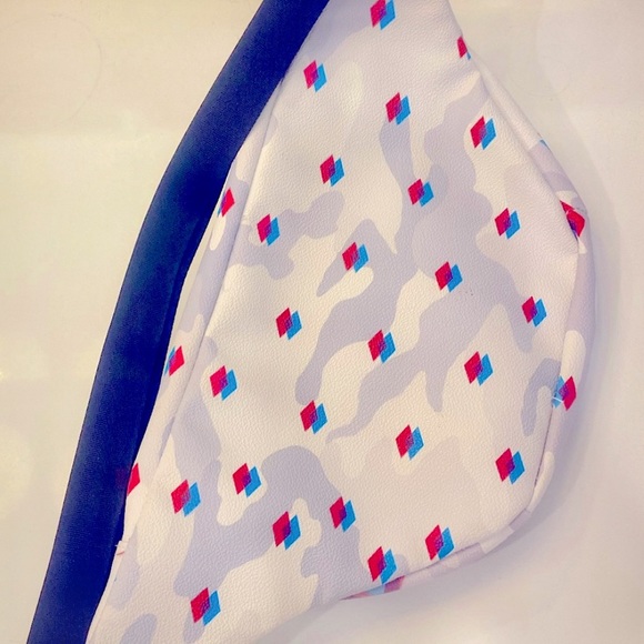 ❤️💙 LIMITED EDITION SPRAY GROUND Fanny Pack - Picture 4 of 8